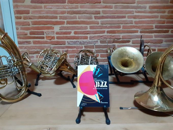 Bella foto que me envían desde Francia 🇫🇷!!! Thank you very much Mr. Rutschle!  🙏🏼🙏🏼📯📯🇵🇷🇨🇴🏝🎼🌊☕️!!! From Classical to Jazz an Improvisation Method  www.joshuapantoja.com